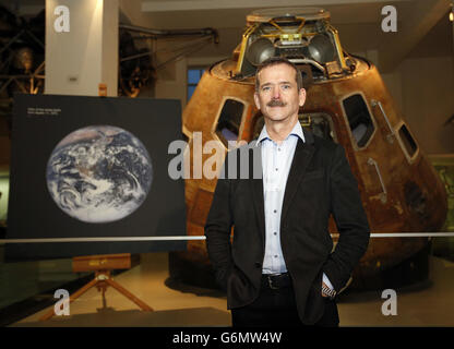 L'astronaute Chris Hadfield assiste à un appel photo devant la capsule Apollo 10 au Musée des sciences de Londres. Banque D'Images