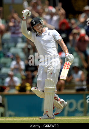 Ben Stokes, en Angleterre, fête ses 100 points non sortis au cours du cinquième jour du troisième test au WACA Ground, à Perth, en Australie. Banque D'Images