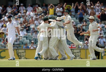 L'Australie célèbre le cricket de James Anderson (à gauche) en Angleterre pour gagner le match et les cendres au cours du cinquième jour du troisième test au WACA Ground, à Perth, en Australie. Banque D'Images