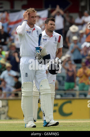 James Anderson (à droite) et Stuart Broad (à gauche) quittent le terrain à la suite de la perte du match et des cendres au cours du cinquième jour du troisième test au WACA Ground, à Perth, en Australie. Banque D'Images