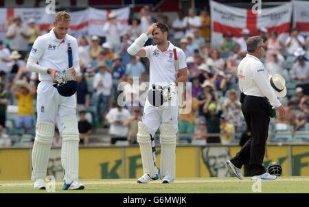 James Anderson (au centre) et Stuart Broad (à gauche) quittent le terrain à la suite de la perte du match et des cendres au cours du cinquième jour du troisième test au WACA Ground, à Perth, en Australie. Banque D'Images