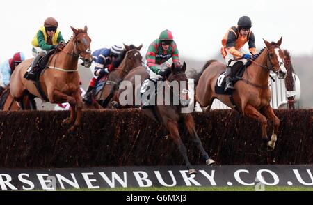 Le gagnant éventuel Benvolio, criblé par Daryl Jacob (au centre) dans The Watch on 3 devices racinguk.com/anywhere novices&aiguë; Limited handicap Chase pendant le circuit de Noël à Newbury Raceday, Newbury Racecourse. Banque D'Images