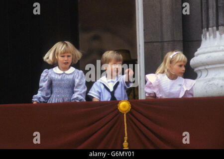 Certains petits-enfants de la Reine sur le balcon de Buckingham Palace. (l-r) Mlle Zara Phillips (fille de la princesse Anne), le prince William (fils aîné du prince et de la princesse de Galles) et Lady Rose Windsor (fille du duc et de la duchesse de Gloucester. Banque D'Images