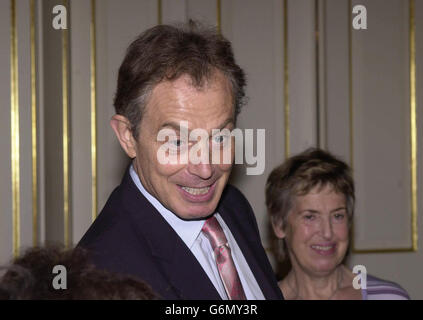 Le Premier ministre britannique Tony Blair, qui a assisté à une fête de thé régulière organisée par sa femme Cherie pour les enfants des écoles de tout le pays, à la rue n°10 Downing.Plus tôt ce soir, M. Blair a déclaré aux troupes britanniques et au monde arabe que Saddam Hussein devait payer pour ses crimes sous la justice irakienne et s'est demandé pourquoi le dictateur avait besoin d'un immense réseau clandestin d'installations s'il n'avait pas d'armes de destruction massive.Les commentaires du premier ministre sont venus dans des interviews pour le British Forces Broadcasting Service et le réseau arabe World Service de la BBC. Banque D'Images