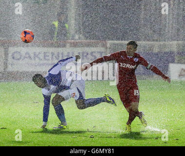 Ellis Harrison (à gauche) de Bristol Rovers est défié par Dannie Bulman, de Crawley Town, lors du deuxième match de répétition de la coupe FA au stade Broadfield, à Crawley. Banque D'Images