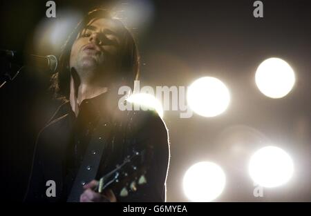 Kelly Jones, de la Stereophonics, se produit en concert à Earls court à Londres. La visite du groupe gallois au Royaume-Uni se termine le samedi 20 décembre 2003. Banque D'Images