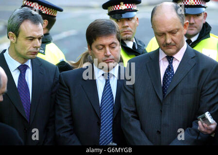 L'inspecteur en chef du détective Gary Goose (L) l'inspecteur en chef du détective Andy Hebb (C) et le surintendant en chef du détective temporaire Chris Stevenson, à l'extérieur de Old Bailey, à Londres, le jour où Ian Huntley a été condamné à vie pour les meurtres de Holly Wells et Jessica Chapman. Maxine Carr a été condamnée à trois ans et demi pour avoir conspiré avec Huntley pour avoir perverti le cours de la justice. Elle purtera la moitié de cette peine car le temps de garde sera pris en compte. Banque D'Images