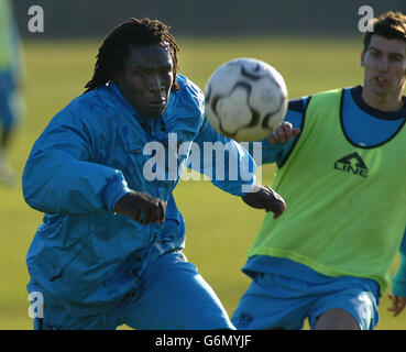 Le défenseur du FC Portsmouth, Linvoy Primus, en action pendant l'entraînement. Primus est donné pour recevoir son premier match complet de la saison. Banque D'Images