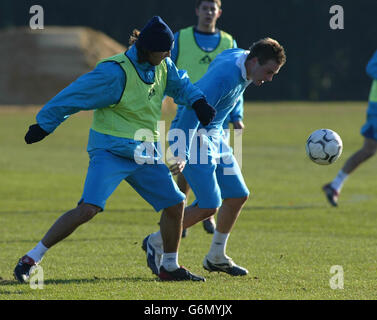 Les joueurs de Portsmouth FC Patrik Berger (à gauche) et Matthew Taylor pendant l'entraînement. Banque D'Images