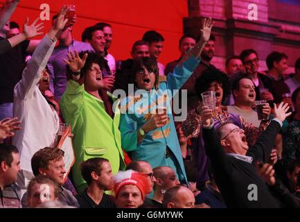 Les fans de fléchettes vêtus de fantaisie au cours du septième jour du Championnat du monde des fléchettes de Ladbrokes à Alexandra Palace, Londres. Banque D'Images