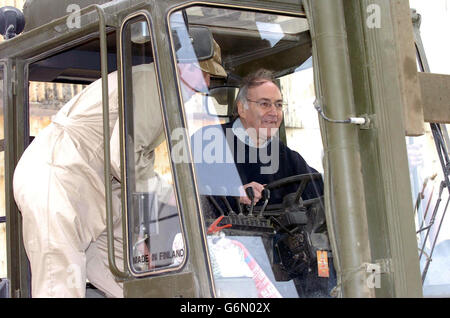 Le chef conservateur Michael Howard (à droite) conduit un chariot élévateur à fourche lors de sa visite à la base logistique de Saibah. M. Howard se joint au ministre des Forces armées Adam Ingram et au secrétaire de la défense fantôme Nicholas Soames pour la dernière étape d'une tournée visant à élever le moral des troupes. Banque D'Images