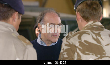 Le chef conservateur Michael Howard rencontre les troupes britanniques lors de sa visite à la base logistique de Saibah. M. Howard se joint au ministre des Forces armées Adam Ingram et au secrétaire de la défense fantôme Nicholas Soames pour la dernière étape d'une tournée visant à élever le moral des troupes. Banque D'Images