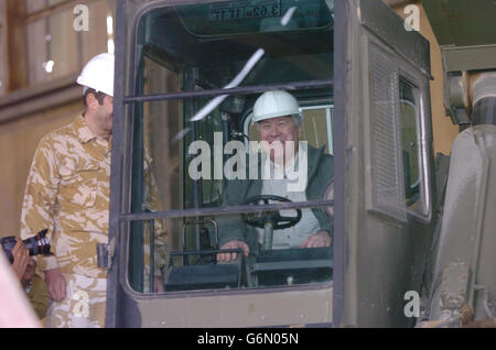 Le ministre des Forces armées, Adam Ingram, est assis derrière le volant de quelques appareils de levage lors d'une visite à la base logistique de Saibah. Ingram se joint au chef de l'opposition Michael Howard et au secrétaire de la défense fantôme Nicholas Soames pour la dernière étape d'une tournée visant à élever le moral des troupes. Banque D'Images