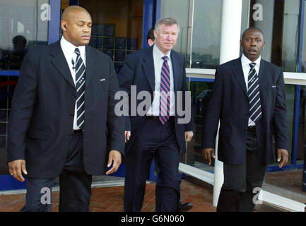 Alex Ferguson, directeur de Manchester United, quitte l'audience du Rio Ferdinand au stade Reebok, à Bolton.L'audition de l'Association de football du footballeur de Manchester United Rio Ferdinand, qui a raté un test de dépistage de drogues, est entrée dans sa deuxième journée. Banque D'Images