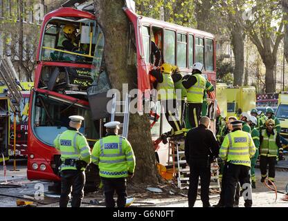 Des policiers, des ambulanciers et des pompiers sont sur les lieux d'un accident d'autobus à Kennington Road, dans le sud de Londres, où un certain nombre de personnes ont été blessées. Banque D'Images