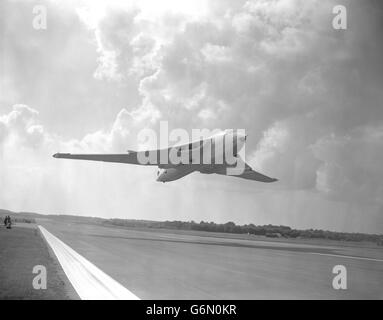 Le bombardier en forme de croissant Handley page Victor, qui est l'un des plus grands avions de la RAF.Il a fait une apparition à la journée des techniciens au salon annuel de la Society of British Aircraft Constructors à l'établissement Royal Aircraft de Farnborough, dans le Hampshire. Banque D'Images