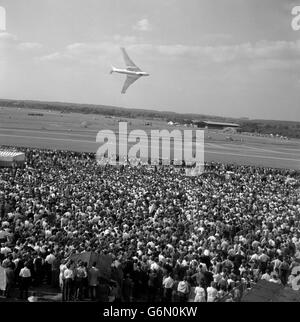 Une foule regardant un bombardier Handley page Victor pendant l'exposition de vol annuelle de la Society of British Aircraft Constructors à Farnborough, dans le Hampshire. Banque D'Images