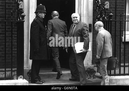 Norman Willis, secrétaire général de TUC, arrive au 10 Downing Street pour une réunion avec Margaret Thatcher, qui rencontre les dirigeants de TUC dans le but de sortir de l'impasse. Banque D'Images