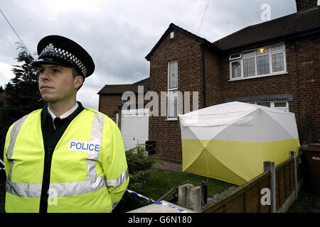 Des fleurs sont laissées à l'extérieur de la maison à Willenhall, dans le Staffordshire, où une enquête sur le meurtre a été lancée après la découverte des corps d'une femme et de deux jeunes filles. Des agents ont assisté à la maison hier après un incident au cours duquel un homme a été blessé dans un accident de la route près de Tong, à la frontière entre Shropshire et Staffordshire. 19/05/04: Le partenaire de Lisa et le père des enfants, Spencer Smith, qui était en attente de jugement pour leur meurtre, a été trouvé pendu hier dans sa cellule de prison de Blakenhurst, Worcestershire. Banque D'Images