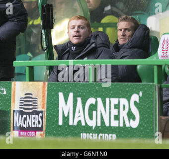 Neil Lennon (à gauche) et Johan Mjallby (à droite) pendant le match de la Premier League écossaise au Celtic Park, Glasgow. Banque D'Images