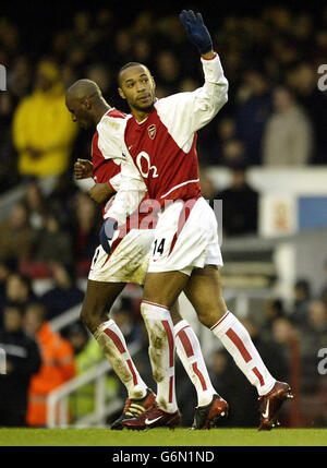 Thierry Henry (R) d'Arsenal célèbre son but contre Wolverhampton Wanderers lors du match FA Barclaycard Premiership au stade Highbury d'Arsenal, dans le nord de Londres. Banque D'Images
