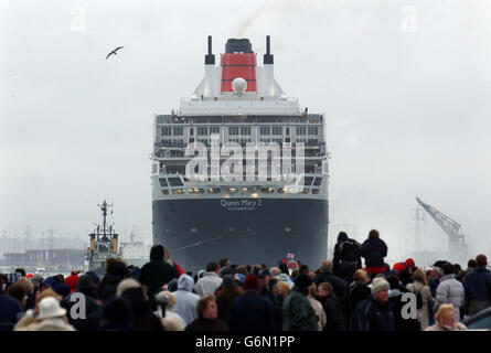 Les spectateurs observent l'arrivée du paquebot de croisière le plus grand et le plus cher au monde, le Queen Mary 2, porte le drapeau britannique, dans son nouveau port d'attache de Southampton. Le navire de 550 millions sera officiellement nommé à Southampton par la Reine le 8 janvier et, quatre jours plus tard, le navire de 150,000 tonnes partira lors de son voyage de passagers de jeune fille à fort Lauderdale, en Floride. Banque D'Images