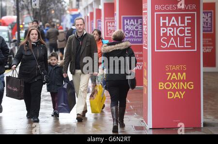 Shopping de Noël.Les acheteurs de Noël à Oxford Street, Londres. Banque D'Images