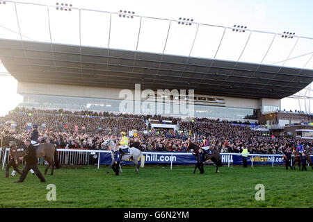 Courses hippiques - 2013 William Hill Winter Festival - première journée - Hippodrome de Kempton Park.Les coureurs et les cavaliers se préparent pour le début du William Hill King George VI Chase pendant le premier jour du William Hill Winter Festival Banque D'Images