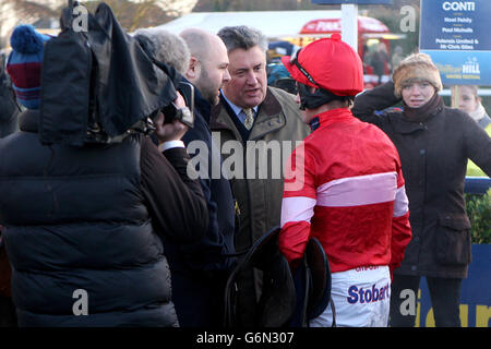 Silviniaco Conti jockey Noel Fehily avec l'entraîneur Paul Nicholls (au centre) Après avoir remporté le William Hill King George VI Steeple Chase Pendant le premier jour du William Hill Winter Festival Banque D'Images