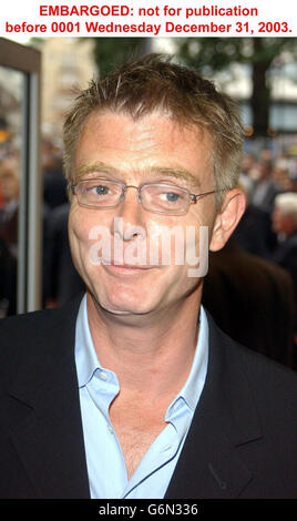 22/6/2003 Stephen Daldry, directeur du cinéma et du théâtre, qui reçoit un CBE (commandant de l'ordre de l'Empire britannique) dans le New Year Honors, arrivant pour la création de la Charity au Royaume-Uni de Nicholas Nickleby à l'Odeon West End, à Leicester Square à Londres. Voir les témoignages DE PA HONOURS. Photo PA : Ian West. Banque D'Images