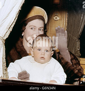 La Reine avec Prince Edward comme ils quittent la gare de Liverpool Street Station pour Sandringham. Banque D'Images