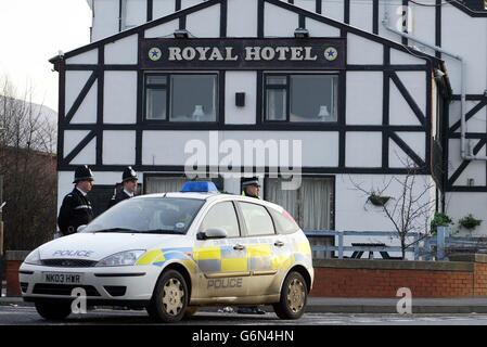 La police montent la garde à l'extérieur de l'Hôtel Royal Banque D'Images