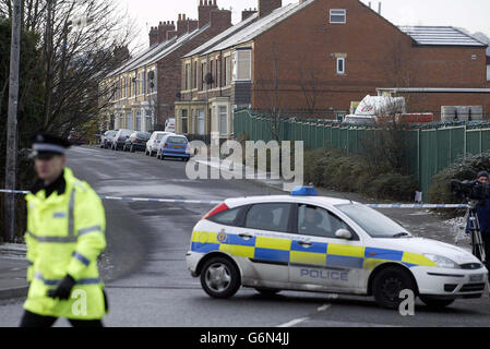 La police est à même de Dunston Road, à Dunston, à Gateshead, après qu'un homme ait été arrêté devant l'hôtel Royal, qui se trouve sur la route opposée, à la suite du meurtre du PC Ian Broadhurst et de la tentative de meurtre de deux de ses collègues, la police. La police du West Yorkshire a déclaré que l'homme, à la fin de ses années 30, avait été arrêté à la suite d'un pourboire d'un membre du public. Banque D'Images