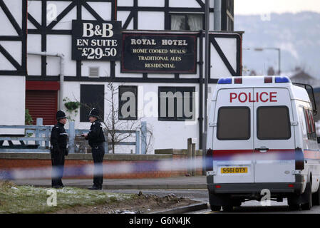 Des policiers gardent devant l'hôtel Royal de Dunston, à Gateshead, après qu'un homme ait été arrêté à la suite du meurtre du PC Ian Broadhurst et de la tentative de meurtre de deux de ses collègues, a déclaré la police. La police du West Yorkshire a déclaré que l'homme, à la fin de ses années 30, avait été arrêté à la suite d'un pourboire d'un membre du public. Banque D'Images