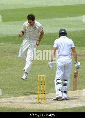 Mitchell Johnson (à gauche), en Australie, célèbre le cricket de Alastair Cook (à droite), en Angleterre, au cours du troisième jour du quatrième test au MCG à Melbourne, en Australie. Banque D'Images