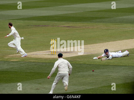 Joe Root (à droite), en Angleterre, est à court de temps pendant la troisième journée du quatrième test au MCG à Melbourne, en Australie. Banque D'Images