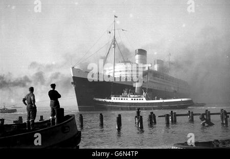 9 janvier - en ce jour de l'histoire - 1972 en ce jour de 1972, le luxueux Liner Queen Elizabeth est détruit par un incendie dans le port de Hong Kong Banque D'Images