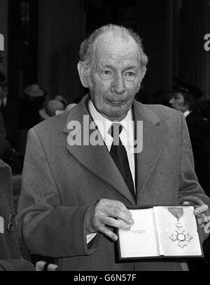 26 janvier - mort ce jour - 1985 James Cameron (1911-1985) journaliste, auteur et radiodiffuseur, avec l'insigne du commandant de l'Empire britannique (CBE) qu'il a reçu de la reine Elizabeth II à Buckingham Palace, Londres. Banque D'Images