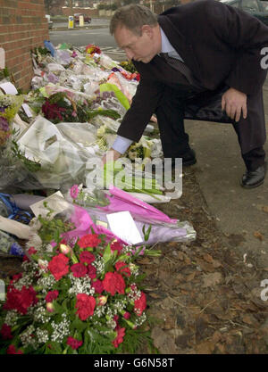 Le chef du conseil municipal de Leeds, Cllr Keith Wakefield, pose un bouquet de fleurs sur la scène du tournage du PC Ian Broadhurst le lendemain de Noël près de Dib Lane à Oakwood à Leeds. Le premier suspect à la chasse à un tireur qui a assassiné le policier le lendemain de Noël a été arrêté aujourd'hui par la police armée en début de matinée. Nathan Coleman, qui est considéré comme américain, a été arrêté par la police de Northumbria dans un hôtel de Gateshead après avoir été mis en garde contre un membre du public. Banque D'Images