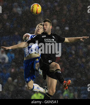 Soccer - Sky Bet Championship - Brighton et Hove Albion v AFC Bournemouth - AMEX Stadium.Elliott Ward de Bournemouth (devant) défend contre Ashley Barnes de Brighton. Banque D'Images