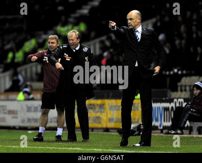 Football - Championnat Sky Bet - Derby County / Wigan Athletic - Stade iPro.Steve McClaren, directeur du comté de Derby (au centre), et Uwe Rosler, directeur de Wigan Athletic, font le geste à leurs joueurs sur la ligne de contact Banque D'Images