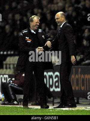 Steve McClaren, directeur du comté de Derby (à gauche), et Wigan Athletic, directeur Uwe Rosler secoue les mains pendant la seconde moitié Banque D'Images