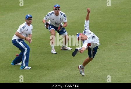 Ian Bell (à gauche) et Johnny Bairstow (au centre), en Angleterre, tandis que Scott Borthwick (à droite) manque une prise lors de la séance de filets au Sydney Cricket Ground, en Australie. Banque D'Images