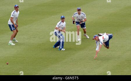 En Angleterre, le joueur d'Alastair Cook (à gauche) Ian Bell (deuxième à gauche) et Johnny Bairstow (deuxième à droite) regarde tandis que Scott Borthwick (à droite) manque une prise lors de la séance de filets au terrain de cricket de Sydney, en Australie. Banque D'Images