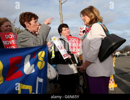 La ministre de la protection sociale, Joan Burton TD, s'adresse à Theresa Farrelly, qui proteste contre la fermeture éventuelle de l'école primaire de la salle à Ballyfermot alors que Burton arrive pour le lancement du bénéfice de Work Ready Reckoner dans le nouveau centre Ballyfermot Intreo à Dublin. Banque D'Images