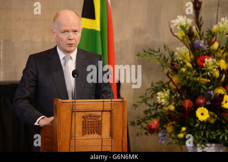 Le secrétaire aux Affaires étrangères, William Hague, prend la parole à l'occasion de la célébration de la vie de Nelson Mandela qui s'est tenue au Westminster Hall, à la Chambre des communes, dans le centre de Londres. Banque D'Images