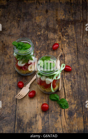 Salade de pâtes, Calabrese tomates, mozzarella, roquette et basilic dans les verres Banque D'Images