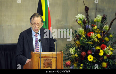 Lord Joffe prend la parole lors de la célébration de la vie de Nelson Mandela qui s'est tenue au Westminster Hall, Chambre des communes, dans le centre de Londres. Banque D'Images