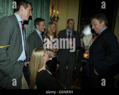 Le premier ministre Tony Blair rencontre (l-r) Will Greenwood et sa femme Caroline (assise), Jonny Wilkinson, sa petite amie Diana Stewart et Laurence Dallaglio et sa partenaire Alice Corbett (cachée), à Downing Street, à Londres. Downing Street a confirmé ce soir que d'autres ministres présents à la réception étaient le vice-premier ministre John Prescott, le secrétaire à l'éducation Charles Clarke, la secrétaire à la Culture Tessa Jowell, le ministre des Sports Richard Caborn et le chancelier Gordon Brown. Banque D'Images