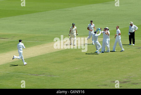 Stuart Broad, en Angleterre, célèbre le départ de Chris Rogers (centre), en Australie, par James Anderson lors du premier jour du troisième test au WACA Ground, à Perth, en Australie. Banque D'Images